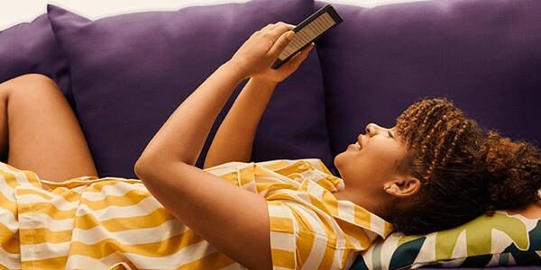 fille-avec-une-liseuse-dans-les-mains-2001273